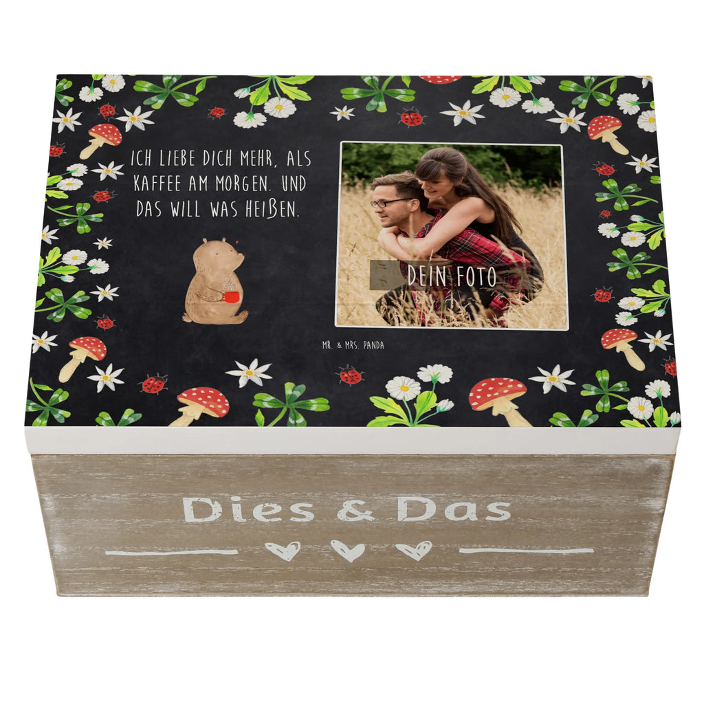 Personalisierte Foto Holzkiste Bär Morgenkaffee Personalisierte Foto Holzkiste, Liebe, Partner, Freund, Freundin, Ehemann, Ehefrau, Heiraten, Verlobung, Heiratsantrag, Liebesgeschenk, Jahrestag, Hocheitstag, Valentinstag, Geschenk für Frauen, Hochzeitstag, Mitbringsel, Geschenk für Freundin, Geschenk für Partner, Liebesbeweis, für Männer, für Ehemann