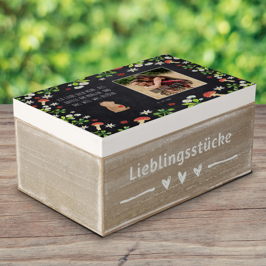 Personalisierte Foto Holzkiste Bär Morgenkaffee Personalisierte Foto Holzkiste, Liebe, Partner, Freund, Freundin, Ehemann, Ehefrau, Heiraten, Verlobung, Heiratsantrag, Liebesgeschenk, Jahrestag, Hocheitstag, Valentinstag, Geschenk für Frauen, Hochzeitstag, Mitbringsel, Geschenk für Freundin, Geschenk für Partner, Liebesbeweis, für Männer, für Ehemann