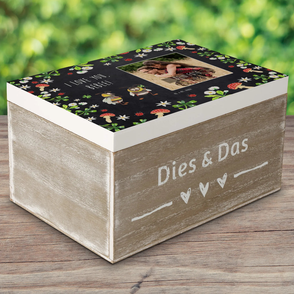 Personalisierte Foto Holzkiste Bienen Paar Personalisierte Foto Holzkiste, Liebe, Partner, Freund, Freundin, Ehemann, Ehefrau, Heiraten, Verlobung, Heiratsantrag, Liebesgeschenk, Jahrestag, Hocheitstag, Valentinstag, Geschenk für Frauen, Hochzeitstag, Mitbringsel, Geschenk für Freundin, Geschenk für Partner, Liebesbeweis, für Männer, für Ehemann, Schildkröten, verliebte Schildkröten