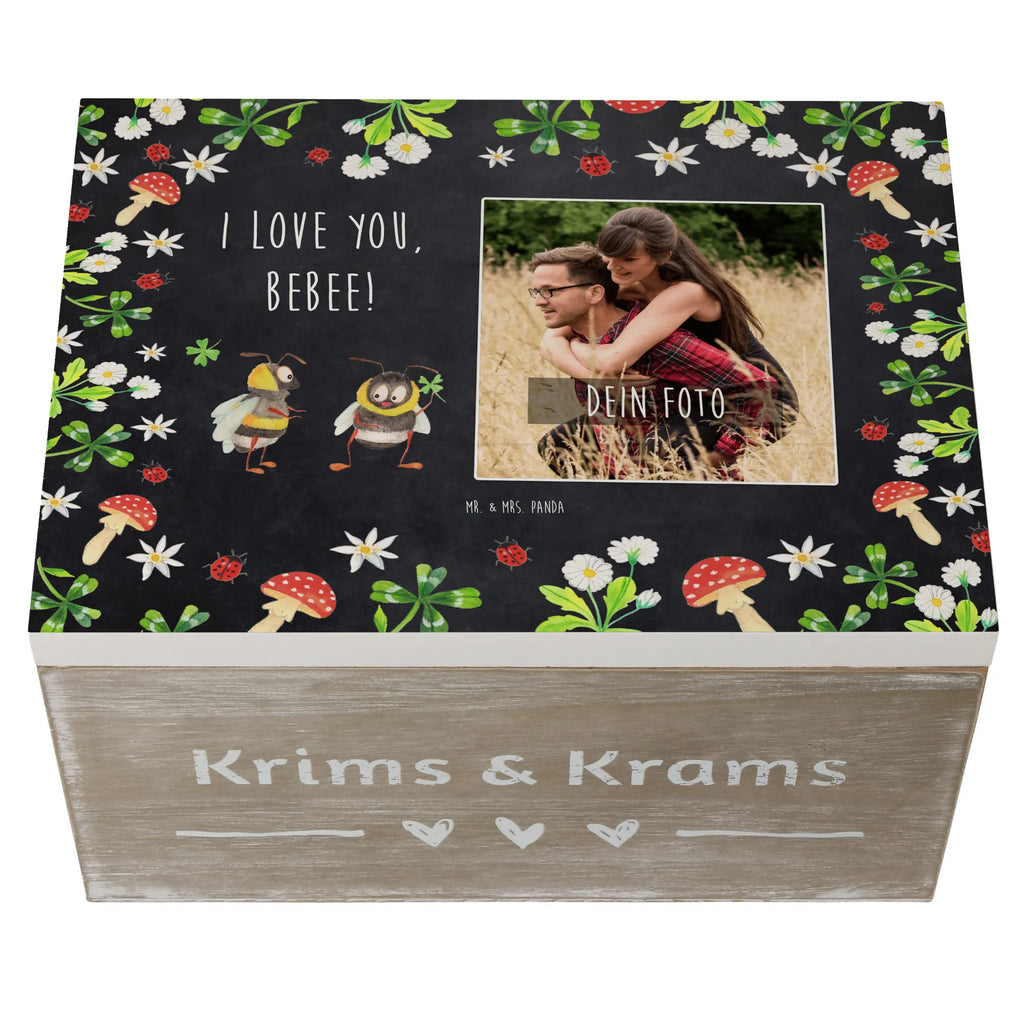 Personalisierte Foto Holzkiste Bienen Paar Personalisierte Foto Holzkiste, Liebe, Partner, Freund, Freundin, Ehemann, Ehefrau, Heiraten, Verlobung, Heiratsantrag, Liebesgeschenk, Jahrestag, Hocheitstag, Valentinstag, Geschenk für Frauen, Hochzeitstag, Mitbringsel, Geschenk für Freundin, Geschenk für Partner, Liebesbeweis, für Männer, für Ehemann, Schildkröten, verliebte Schildkröten