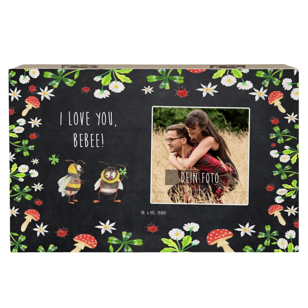 Personalisierte Foto Holzkiste Bienen Paar Personalisierte Foto Holzkiste, Liebe, Partner, Freund, Freundin, Ehemann, Ehefrau, Heiraten, Verlobung, Heiratsantrag, Liebesgeschenk, Jahrestag, Hocheitstag, Valentinstag, Geschenk für Frauen, Hochzeitstag, Mitbringsel, Geschenk für Freundin, Geschenk für Partner, Liebesbeweis, für Männer, für Ehemann, Schildkröten, verliebte Schildkröten