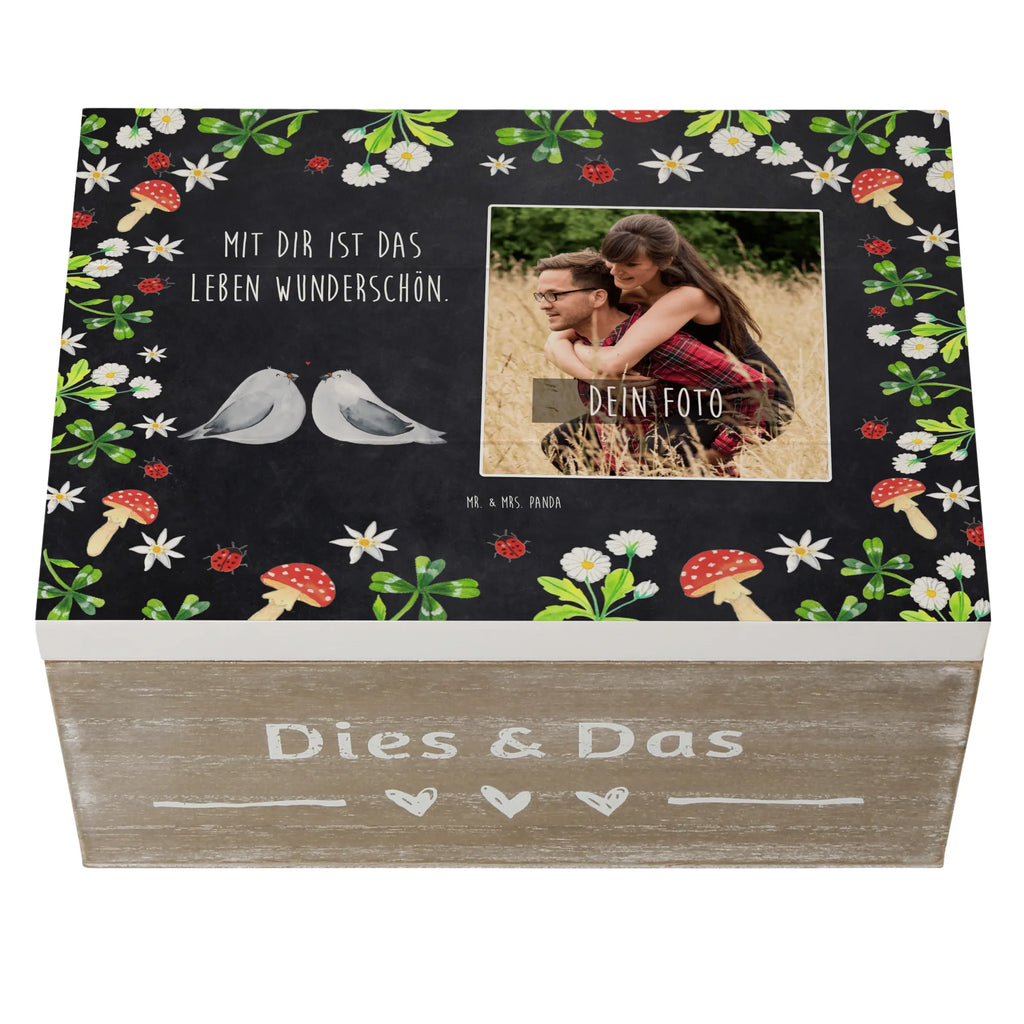 Personalisierte Foto Holzkiste Turteltauben Liebe Personalisierte Foto Holzkiste, Liebe, Partner, Freund, Freundin, Ehemann, Ehefrau, Heiraten, Verlobung, Heiratsantrag, Liebesgeschenk, Jahrestag, Hocheitstag, Turteltauben, Turteltäubchen, Tauben, Verliebt, Verlobt, Verheiratet, Geschenk Freundin, Geschenk Freund, Liebesbeweis, Hochzeitstag, Geschenk Hochzeit