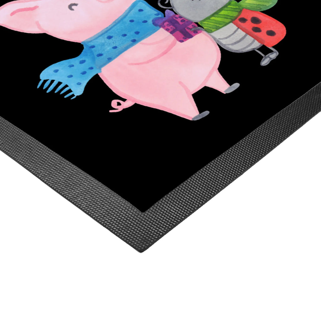 Personalisierte Foto Fußmatte Glühschwein Smörle Personalisierte Foto Fußmatte, Winter, Weihnachten, Weihnachtsdeko, Nikolaus, Advent, Heiligabend, Wintermotiv, Handgezeichnetes Glühschwein, Kreatives Glühschwein Design, Winterlicher Glühwein Spruch, Glühwein Liebhaber Geschenk, Herzliches Marienkäfer Motiv, Marienkäfer in Winterkleidung, Glühwein ist köstlich Spruch, Smörle der stolze Marienkäfer, Süßer Marienkäfer gibt Geschenk, Romantische Geschenkidee Glühwein