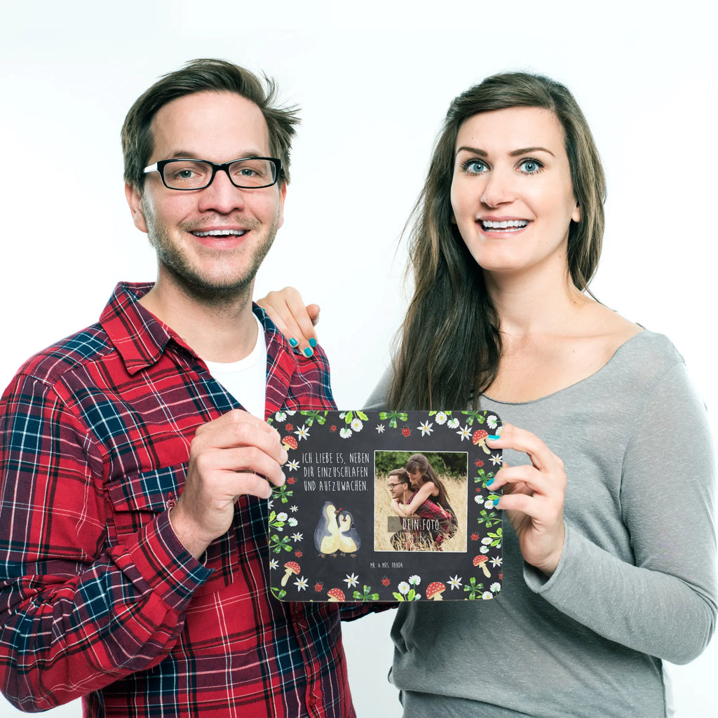 Personalisiertes Foto Mauspad Pinguine Einschlafen Personalisiertes Foto Mauspad, Liebe, Partner, Freund, Freundin, Ehemann, Ehefrau, Heiraten, Verlobung, Heiratsantrag, Liebesgeschenk, Jahrestag, Hocheitstag, Valentinstag, Geschenk für Frauen, Hochzeitstag, Mitbringsel, Geschenk für Freundin, Geschenk für Partner, Liebesbeweis, für Männer, für Ehemann