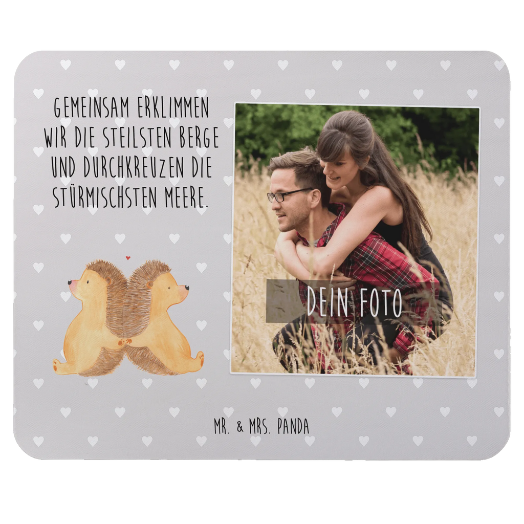 Personalisiertes Foto Mauspad Igel händchenhaltend Personalisiertes Foto Mauspad, Liebe, Partner, Freund, Freundin, Ehemann, Ehefrau, Heiraten, Verlobung, Heiratsantrag, Liebesgeschenk, Jahrestag, Hocheitstag, Igel, Igelliebe, Hand in Hand, Liebesbeweis, große Liebe, Liebesbotschaft, Hochzeit, Lieblingsmensch, Gemeinsamkeit, Love, Geschenk für zwei