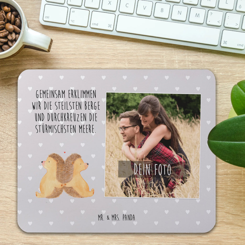 Personalisiertes Foto Mauspad Igel händchenhaltend Personalisiertes Foto Mauspad, Liebe, Partner, Freund, Freundin, Ehemann, Ehefrau, Heiraten, Verlobung, Heiratsantrag, Liebesgeschenk, Jahrestag, Hocheitstag, Igel, Igelliebe, Hand in Hand, Liebesbeweis, große Liebe, Liebesbotschaft, Hochzeit, Lieblingsmensch, Gemeinsamkeit, Love, Geschenk für zwei