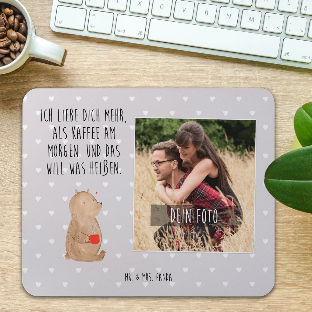 Personalisiertes Foto Mauspad Bär Morgenkaffee Personalisiertes Foto Mauspad, Liebe, Partner, Freund, Freundin, Ehemann, Ehefrau, Heiraten, Verlobung, Heiratsantrag, Liebesgeschenk, Jahrestag, Hocheitstag, Valentinstag, Geschenk für Frauen, Hochzeitstag, Mitbringsel, Geschenk für Freundin, Geschenk für Partner, Liebesbeweis, für Männer, für Ehemann