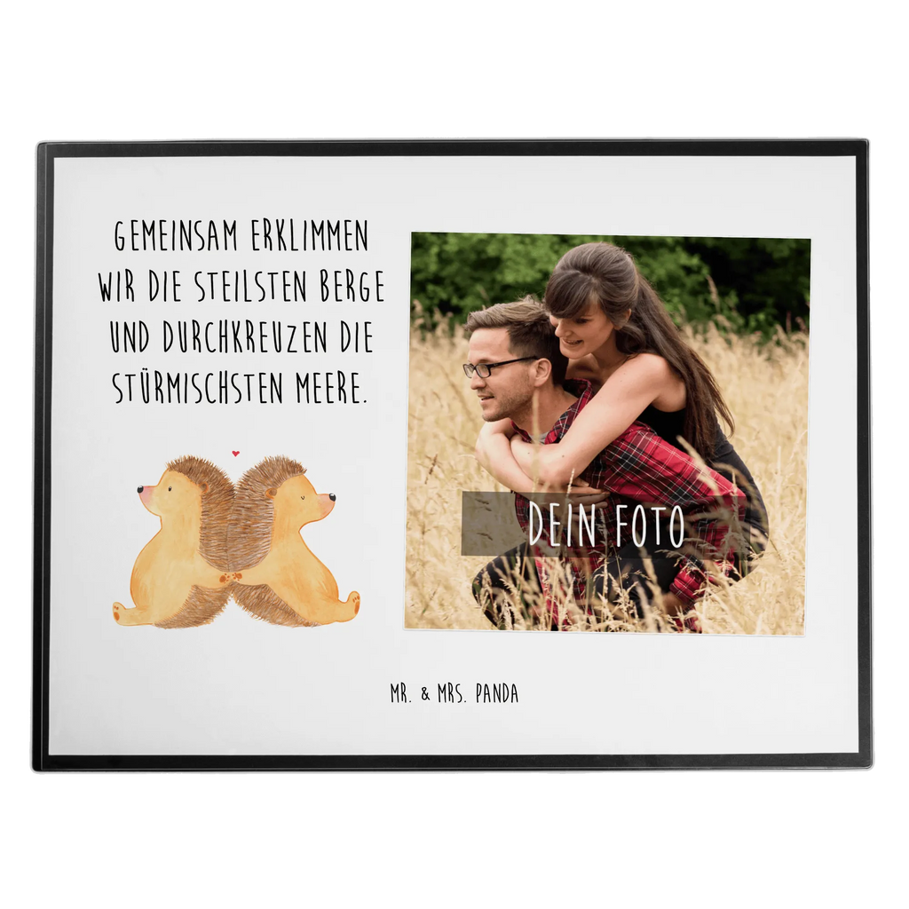 Personalisierte Foto Schreibtischunterlage Igel händchenhaltend Personalisierte Foto Schreibtischunterlage, Liebe, Partner, Freund, Freundin, Ehemann, Ehefrau, Heiraten, Verlobung, Heiratsantrag, Liebesgeschenk, Jahrestag, Hocheitstag, Igel, Igelliebe, Hand in Hand, Liebesbeweis, große Liebe, Liebesbotschaft, Hochzeit, Lieblingsmensch, Gemeinsamkeit, Love, Geschenk für zwei