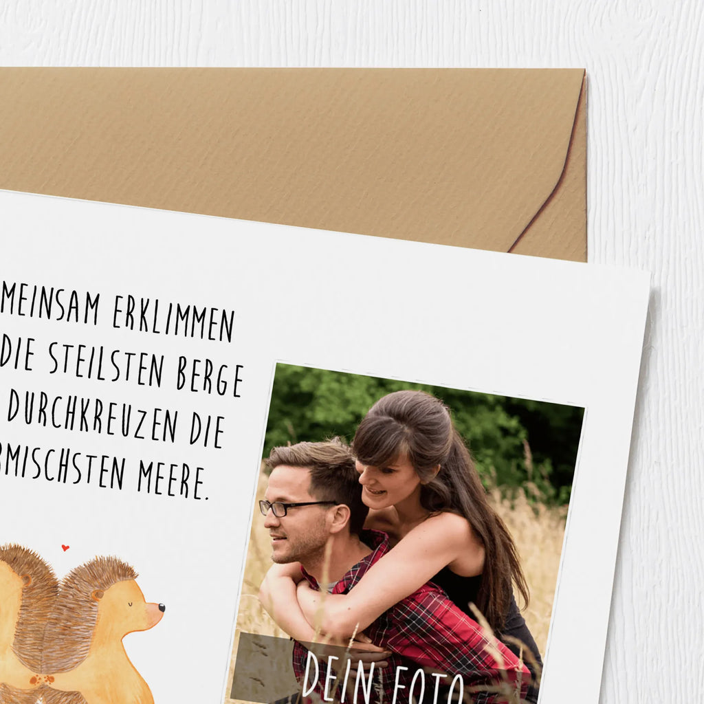 Personalisierte Foto Deluxe Karte Igel händchenhaltend Personalisierte Foto Grußkarte, Liebe, Partner, Freund, Freundin, Ehemann, Ehefrau, Heiraten, Verlobung, Heiratsantrag, Liebesgeschenk, Jahrestag, Hocheitstag, Igel, Igelliebe, Hand in Hand, Liebesbeweis, große Liebe, Liebesbotschaft, Hochzeit, Lieblingsmensch, Gemeinsamkeit, Love, Geschenk für zwei