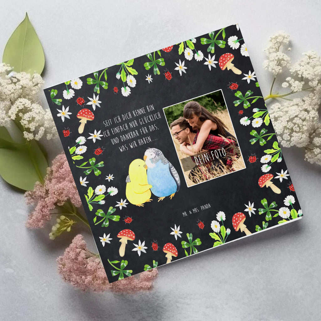 Personalisierte Foto Deluxe Karte Wellensittich Liebe Personalisierte Foto Grußkarte, Liebe, Partner, Freund, Freundin, Ehemann, Ehefrau, Heiraten, Verlobung, Heiratsantrag, Liebesgeschenk, Jahrestag, Hocheitstag, Vögel, Wellensittich, Nähe, Kuscheln, Vertrauen