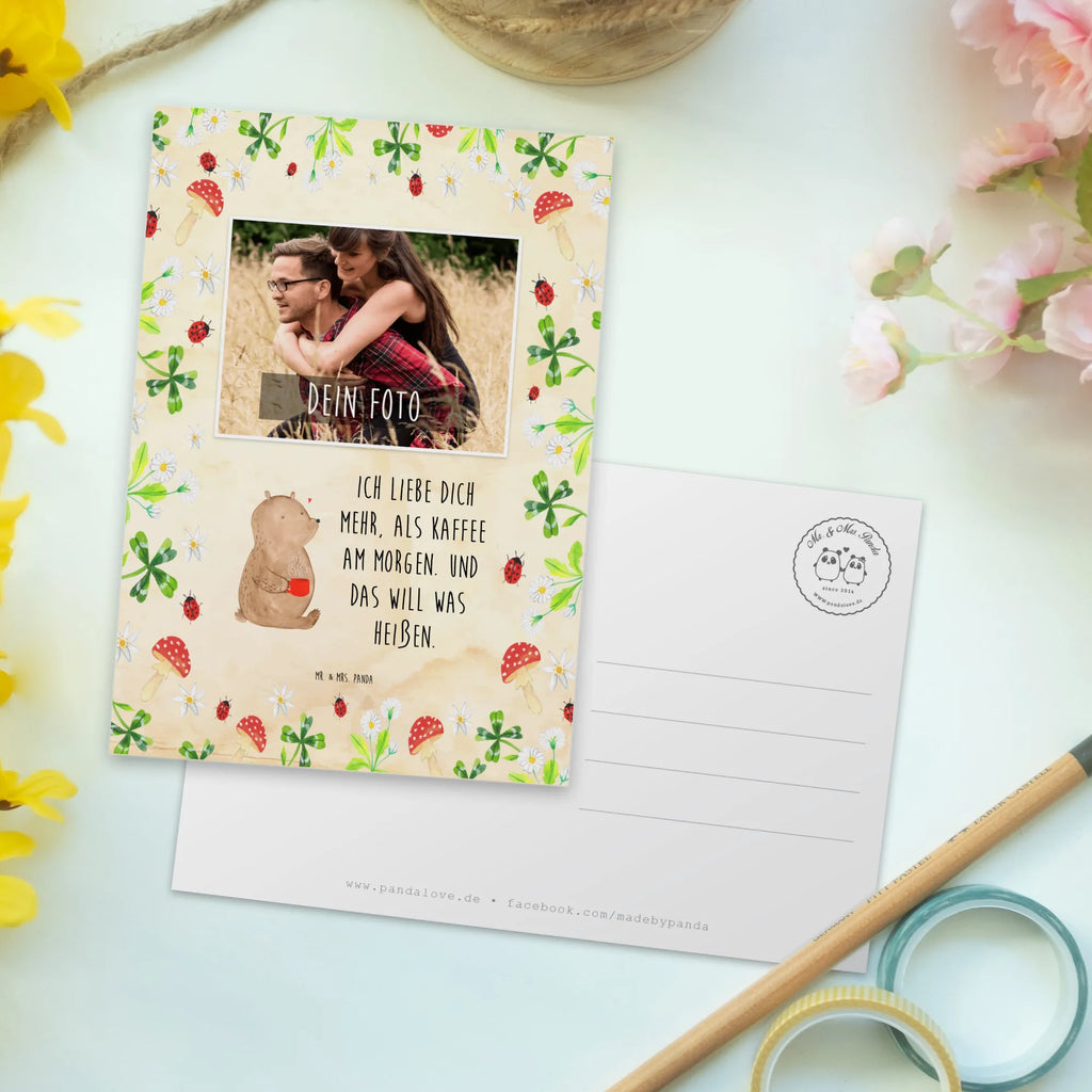 Personalisierte Foto Postkarte Bär Morgenkaffee Personalisierte Foto Postkarte, Liebe, Partner, Freund, Freundin, Ehemann, Ehefrau, Heiraten, Verlobung, Heiratsantrag, Liebesgeschenk, Jahrestag, Hocheitstag, Valentinstag, Geschenk für Frauen, Hochzeitstag, Mitbringsel, Geschenk für Freundin, Geschenk für Partner, Liebesbeweis, für Männer, für Ehemann