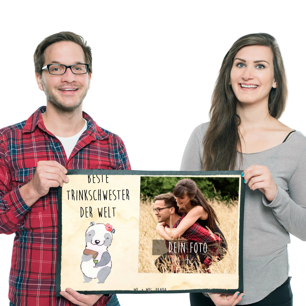 Personalisierte Foto Fußmatte Panda Beste Trinkschwester der Welt Personalisierte Foto Fußmatte, für, Dankeschön, Geschenk, Schenken, Geburtstag, Geburtstagsgeschenk, Geschenkidee, Danke, Bedanken, Mitbringsel, Freude machen, Geschenktipp, Trinkschwester, Saufschwester, Schwester, Sister, Freundin, Party, Bae, Trinken, Alkohol, Wochenende, Kleinigkeit, Sister from another Mister