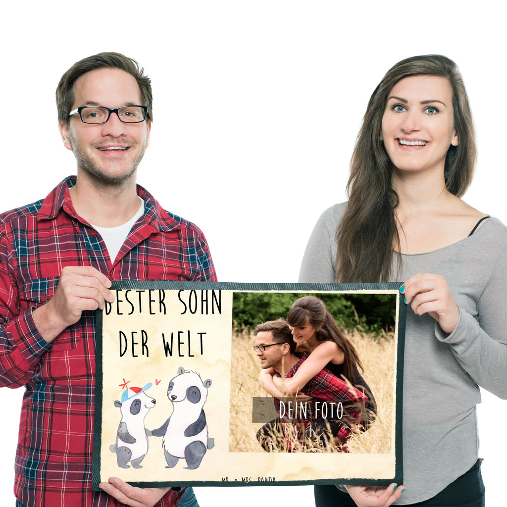 Personalisierte Foto Fußmatte Panda Bester Sohn der Welt Personalisierte Foto Fußmatte, für, Dankeschön, Geschenk, Schenken, Geburtstag, Geburtstagsgeschenk, Geschenkidee, Danke, Bedanken, Mitbringsel, Freude machen, Geschenktipp, Sohn, Sohnemann, Söhnchen, Bube, Bub, Nachwuchs, Nachkomme, Kind, Familie, Vater, Belohnung