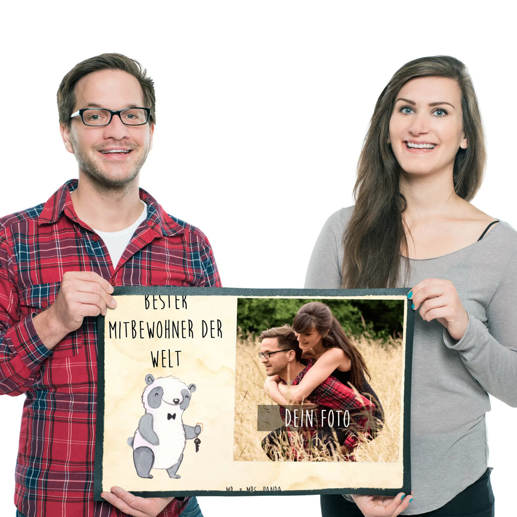 Personalisierte Foto Fußmatte Panda Bester Mitbewohner der Welt Personalisierte Foto Fußmatte, für, Dankeschön, Geschenk, Schenken, Geburtstag, Geburtstagsgeschenk, Geschenkidee, Danke, Bedanken, Mitbringsel, Freude machen, Geschenktipp, Mitbewohner, WG, Zimmernachbar, Wohngemeinschaft, WG-Bewohner, Zimmerkollege, Zimmergenosse, Stubenkamerad