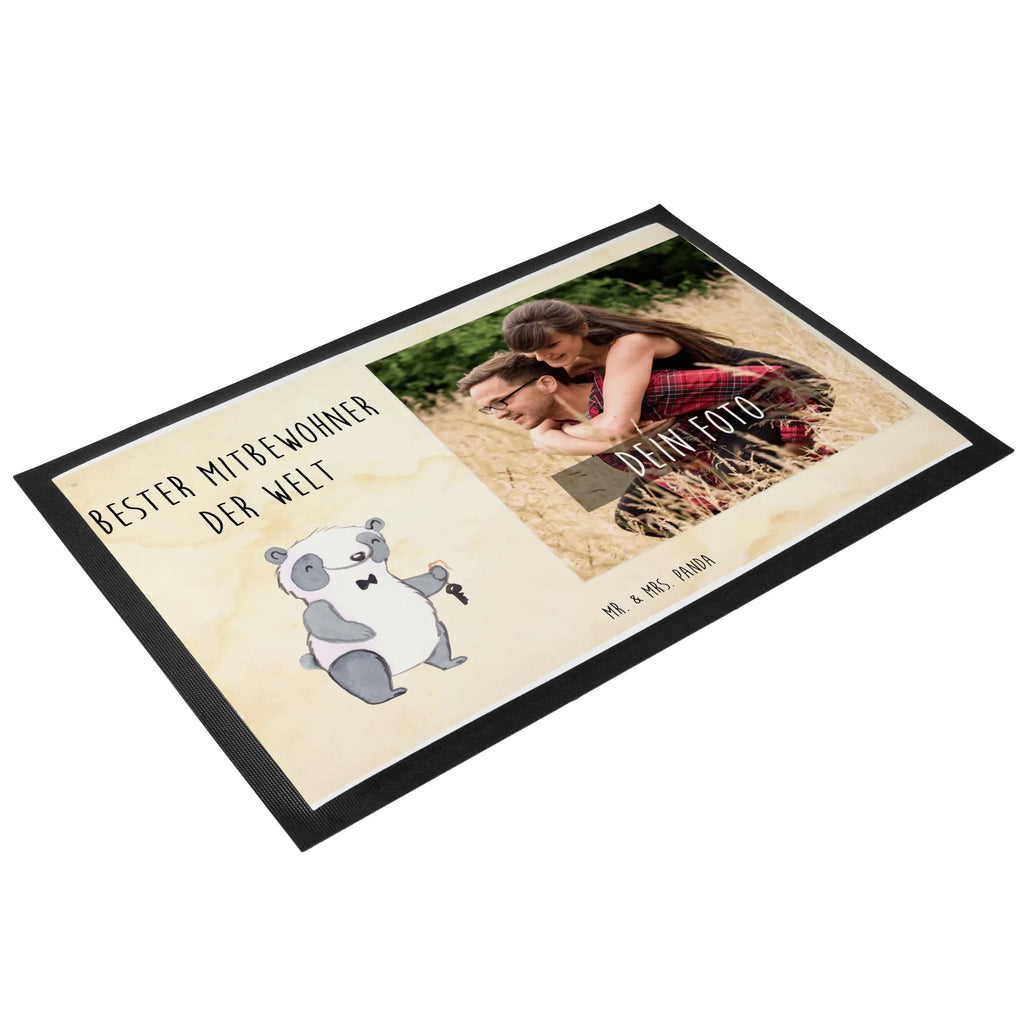 Personalisierte Foto Fußmatte Panda Bester Mitbewohner der Welt Personalisierte Foto Fußmatte, für, Dankeschön, Geschenk, Schenken, Geburtstag, Geburtstagsgeschenk, Geschenkidee, Danke, Bedanken, Mitbringsel, Freude machen, Geschenktipp, Mitbewohner, WG, Zimmernachbar, Wohngemeinschaft, WG-Bewohner, Zimmerkollege, Zimmergenosse, Stubenkamerad