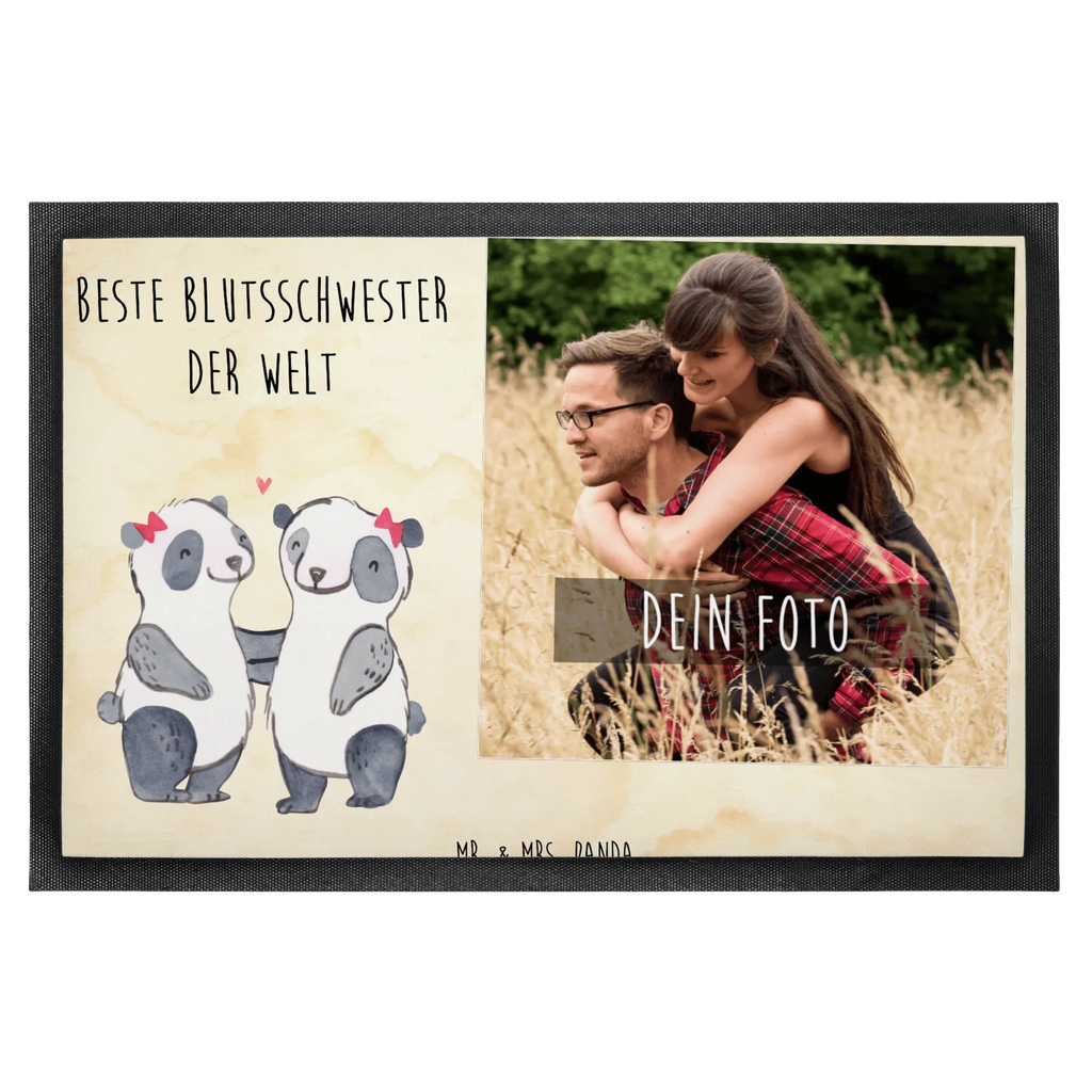 Personalisierte Foto Fußmatte Panda Beste Blutsschwester der Welt Personalisierte Foto Fußmatte, für, Dankeschön, Geschenk, Schenken, Geburtstag, Geburtstagsgeschenk, Geschenkidee, Danke, Bedanken, Mitbringsel, Freude machen, Geschenktipp, Blutsschwester, Blutsgeschwister, Freundin, Bae, Schwestern, Schwester, Geschwister, Schwesterherz, Sister, Familie, Kleinigkeit, Beste, Tochter, Liebe