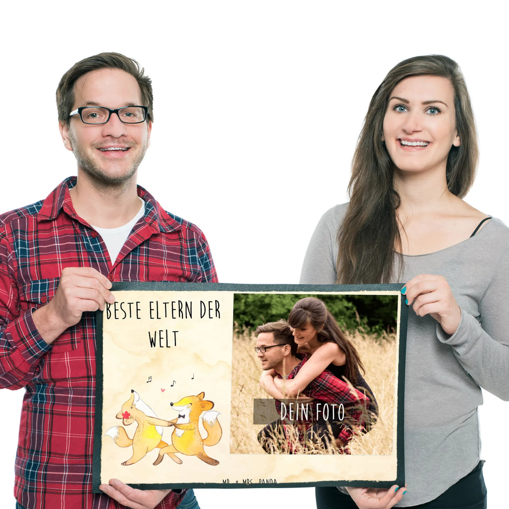 Personalisierte Foto Fußmatte Fuchs Beste Eltern der Welt Personalisierte Foto Fußmatte, für, Dankeschön, Geschenk, Schenken, Geburtstag, Geburtstagsgeschenk, Geschenkidee, Danke, Bedanken, Mitbringsel, Freude machen, Geschenktipp, Eltern, Mama, Papa, Erzeuger, Mami, Papi, Familie, Elternpaar, Mama und Papa