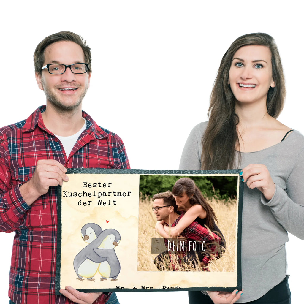 Personalisierte Foto Fußmatte Pinguin Bester Kuschelpartner der Welt Personalisierte Foto Fußmatte, für, Dankeschön, Geschenk, Schenken, Geburtstag, Geburtstagsgeschenk, Geschenkidee, Danke, Bedanken, Mitbringsel, Freude machen, Geschenktipp, Kuschelpartner, Lebenspartner, Ehepartner, Partner, Ehemann, Ehefrau, Kuscheln, Bett, Liebe, Freund, Freundin, Hochzeitstag, verliebt