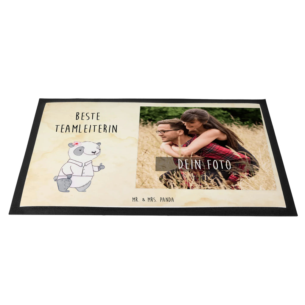 Personalisierte Foto Fußmatte Panda Beste Teamleiterin Personalisierte Foto Fußmatte, für, Dankeschön, Geschenk, Schenken, Geburtstag, Geburtstagsgeschenk, Geschenkidee, Danke, Bedanken, Mitbringsel, Freude machen, Geschenktipp, Teamleiterin, Seminarleiterin, Gruppenleiterin, Leiterin, Kollegin, Chefin, Vorgesetzte, Abschied, Abschiedsgeschenk, Ruhestand