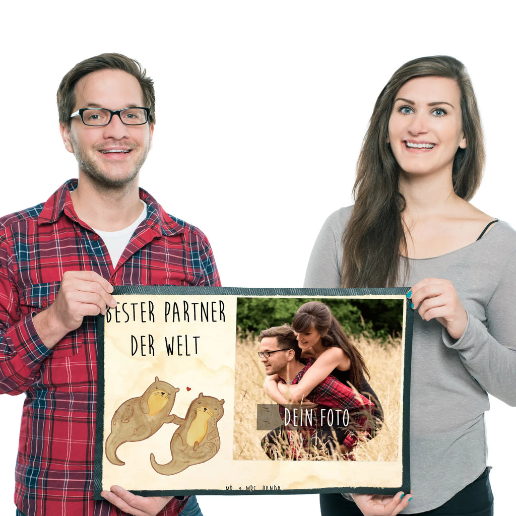 Personalisierte Foto Fußmatte Otter Bester Partner der Welt Personalisierte Foto Fußmatte, für, Dankeschön, Geschenk, Schenken, Geburtstag, Geburtstagsgeschenk, Geschenkidee, Danke, Bedanken, Mitbringsel, Freude machen, Geschenktipp, Partner, Ehepartner, Mann, Frau, Ehefrau, Ehemann. Freundin, Freund, Lebensgefährte, Paar, Liebe