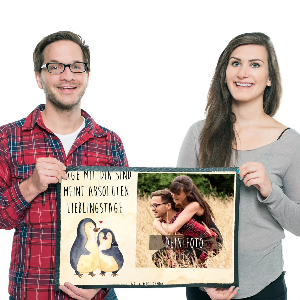 Personalisierte Foto Fußmatte Pinguin umarmen Personalisierte Foto Fußmatte, Pinguin, Liebe, Liebespaar, Liebesbeweis, Liebesgeschenk, Verlobung, Jahrestag, Hochzeitstag, Hochzeit, Hochzeitsgeschenk