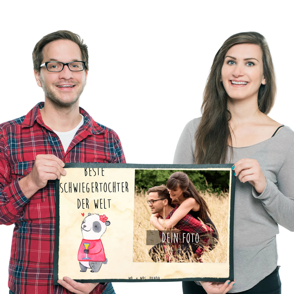 Personalisierte Foto Fußmatte Panda Beste Schwiegertochter der Welt Personalisierte Foto Fußmatte, für, Dankeschön, Geschenk, Schenken, Geburtstag, Geburtstagsgeschenk, Geschenkidee, Danke, Bedanken, Mitbringsel, Freude machen, Geschenktipp, Schwiegertochter, Tochter, Ehefrau des Sohns, Frau, angeheiratet, Hochzeit