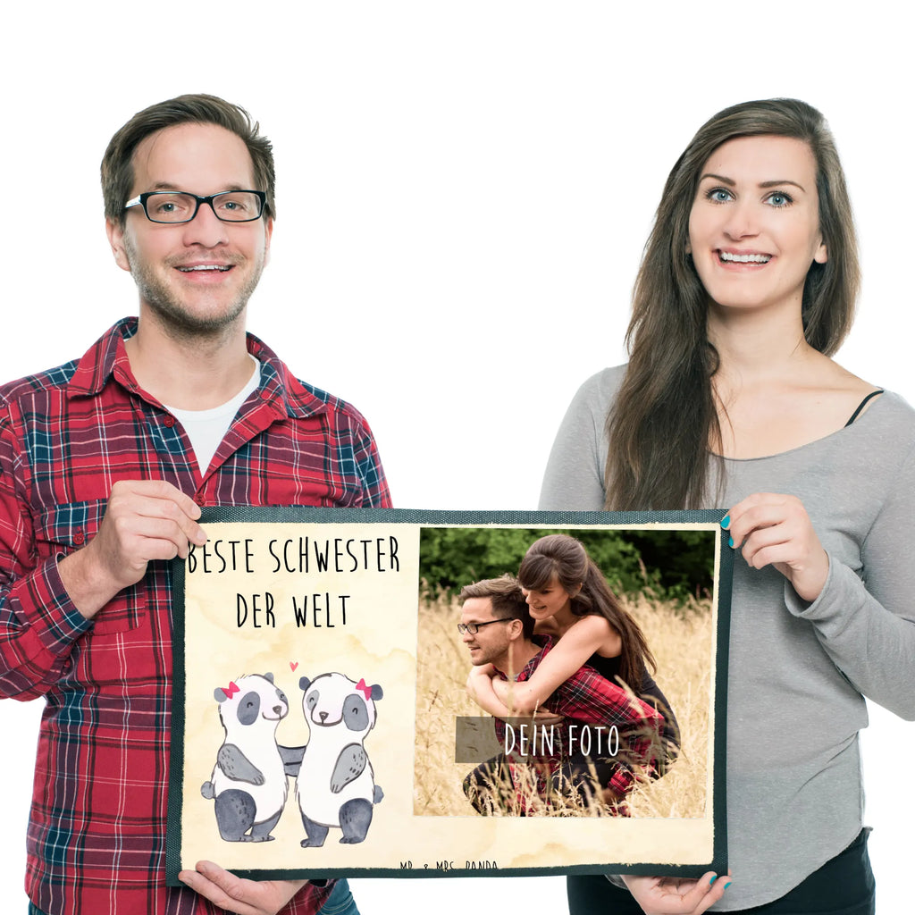 Personalisierte Foto Fußmatte Panda Beste Schwester der Welt Personalisierte Foto Fußmatte, für, Dankeschön, Geschenk, Schenken, Geburtstag, Geburtstagsgeschenk, Geschenkidee, Danke, Bedanken, Mitbringsel, Freude machen, Geschenktipp, Schwestern, Schwester, Geschwister, Schwesterherz, Sister, Familie, Kleinigkeit, Beste, Tochter, Liebe, Kinder