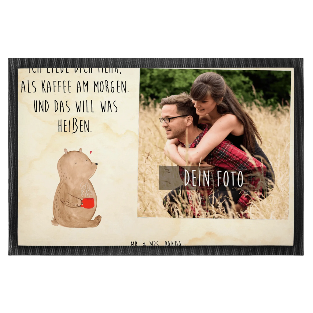 Personalisierte Foto Fußmatte Bär Morgenkaffee Personalisierte Foto Fußmatte, Liebe, Partner, Freund, Freundin, Ehemann, Ehefrau, Heiraten, Verlobung, Heiratsantrag, Liebesgeschenk, Jahrestag, Hocheitstag, Valentinstag, Geschenk für Frauen, Hochzeitstag, Mitbringsel, Geschenk für Freundin, Geschenk für Partner, Liebesbeweis, für Männer, für Ehemann