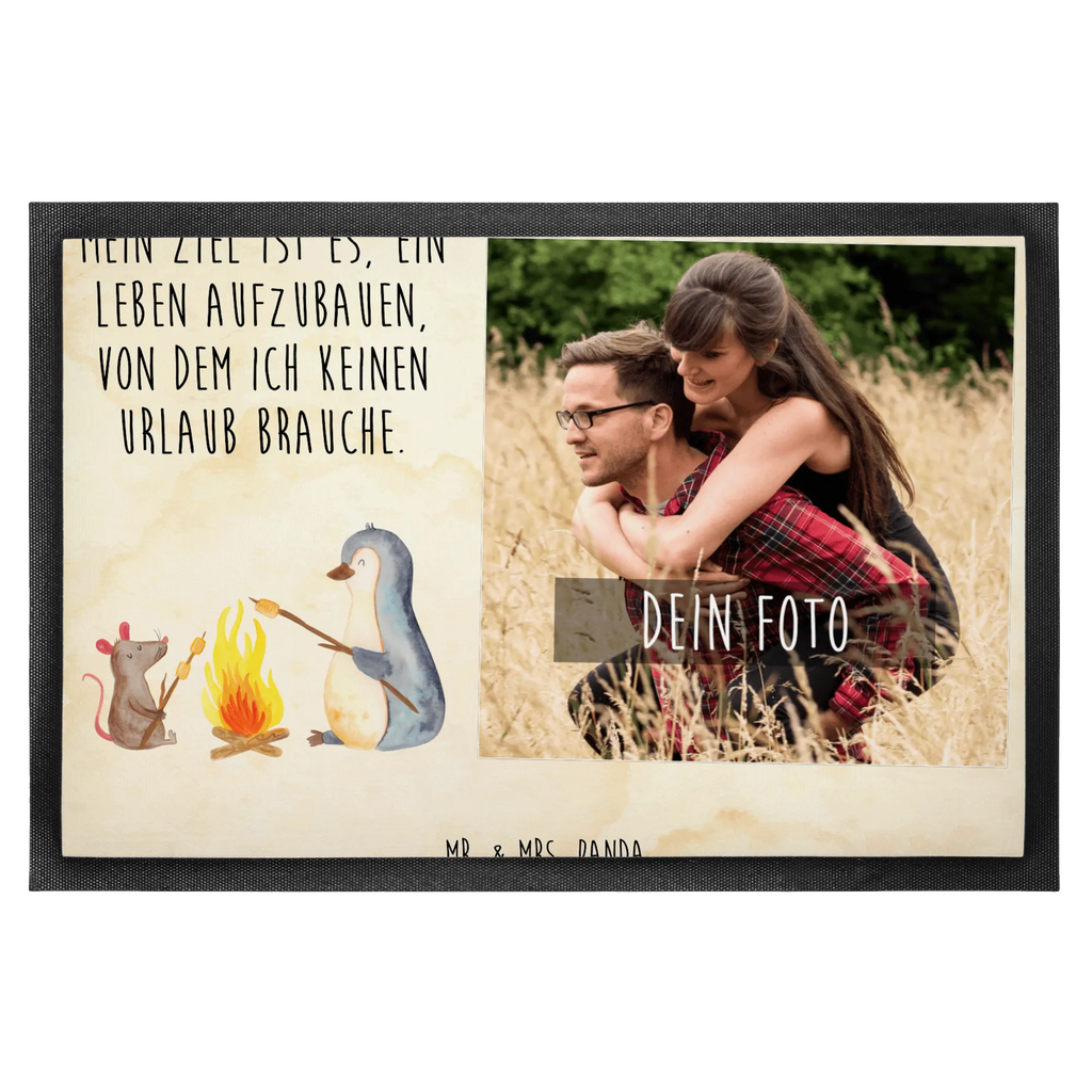 Personalisierte Foto Fußmatte Pinguin Lagerfeuer Personalisierte Foto Fußmatte, Pinguin, Maus, Pinguine, Lagerfeuer, Leben, Arbeit, Job, Motivation, Büro, Büroalltag, Lebensspruch, Lebensmotivation, Neustart, Liebe, grillen, Feuer, Marshmallows