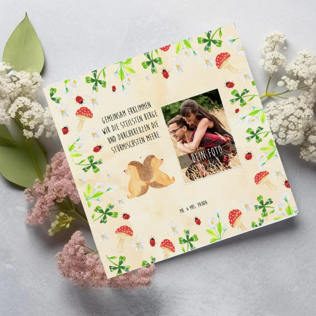 Personalisierte Foto Deluxe Karte Igel händchenhaltend Personalisierte Foto Grußkarte, Liebe, Partner, Freund, Freundin, Ehemann, Ehefrau, Heiraten, Verlobung, Heiratsantrag, Liebesgeschenk, Jahrestag, Hocheitstag, Igel, Igelliebe, Hand in Hand, Liebesbeweis, große Liebe, Liebesbotschaft, Hochzeit, Lieblingsmensch, Gemeinsamkeit, Love, Geschenk für zwei