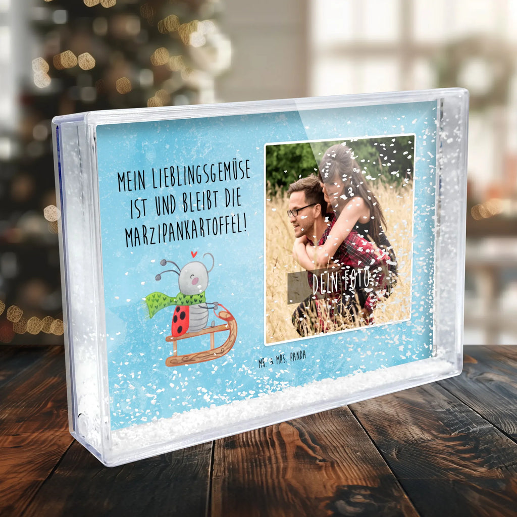 Schüttelrahmen mit Foto Smörle Rodeln Schüttelrahmen mit Foto, Rahmen mit Foto, Bilderrahmen mit Foto, Orginalles Fotogeschenk, Fotogeschenk, Fotogeschenke, Winter, Weihnachten, Weihnachtsdeko, Nikolaus, Advent, Heiligabend, Wintermotiv, Schlittenfahren, Smörle, Marzipan