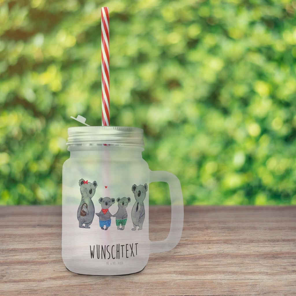 Personalisiertes Trinkglas Mason Jar Koala Familie zwei Personalisiertes Mason Jar, Personalisiertes Glas, Personalisiertes Trinkglas, Personalisiertes Henkelglas, Personalisiertes Sommerglas, Personalisiertes Einmachglas, Personalisiertes Cocktailglas, Personalisiertes Cocktail-Glas, mit Namen, Wunschtext, Wunschnamen, Mason Jar selbst bedrucken, Wunschglas mit Namen, Bedrucktes Trinkglas, Geschenk mit Namen, Familie, Vatertag, Muttertag, Bruder, Schwester, Mama, Papa, Oma, Opa, Koala, Koalabär, beste Familie, Familienzeit, Familienleben, Koalafamilie, Lieblingsfamilie