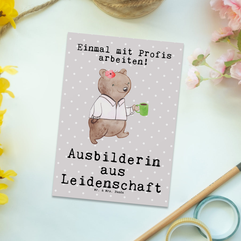 Postkarte Ausbilderin aus Leidenschaft Postkarte, Karte, Geschenkkarte, Grußkarte, Einladung, Ansichtskarte, Geburtstagskarte, Einladungskarte, Dankeskarte, Ansichtskarten, Einladung Geburtstag, Einladungskarten Geburtstag, Beruf, Ausbildung, Jubiläum, Abschied, Rente, Kollege, Kollegin, Geschenk, Schenken, Arbeitskollege, Mitarbeiter, Firma, Danke, Dankeschön, Ausbilderin, Tutorin, Ausbilderprüfung