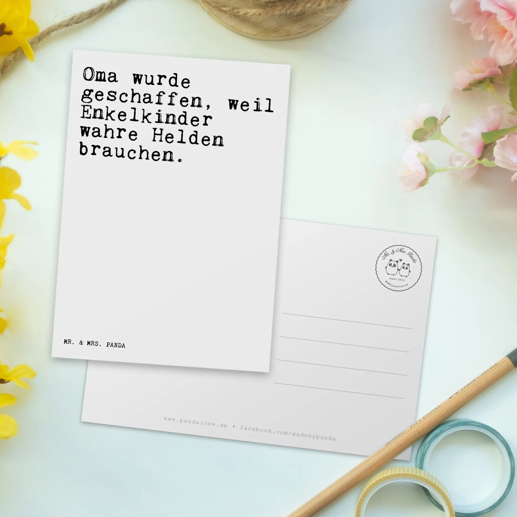 Postkarte Sprüche und Zitate Oma wurde geschaffen, weil Enkelkinder wahre Helden brauchen. Postkarte, Karte, Geschenkkarte, Grußkarte, Einladung, Ansichtskarte, Geburtstagskarte, Einladungskarte, Dankeskarte, Ansichtskarten, Einladung Geburtstag, Einladungskarten Geburtstag, Spruch, Sprüche, lustige Sprüche, Weisheiten, Zitate, Spruch Geschenke, Spruch Sprüche Weisheiten Zitate Lustig Weisheit Worte