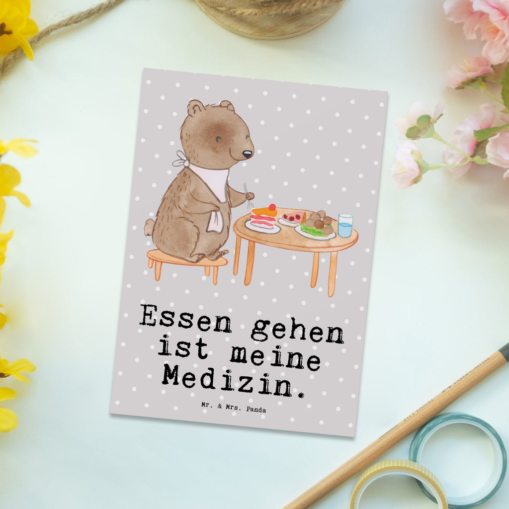 Postkarte Bär Essen gehen Medizin Postkarte, Karte, Geschenkkarte, Grußkarte, Einladung, Ansichtskarte, Geburtstagskarte, Einladungskarte, Dankeskarte, Ansichtskarten, Einladung Geburtstag, Einladungskarten Geburtstag, Geschenk, Sport, Sportart, Hobby, Schenken, Danke, Dankeschön, Auszeichnung, Gewinn, Sportler, Essen gehen, Essen, Restaurant, Restaurantbesuch, Köstlichkeiten