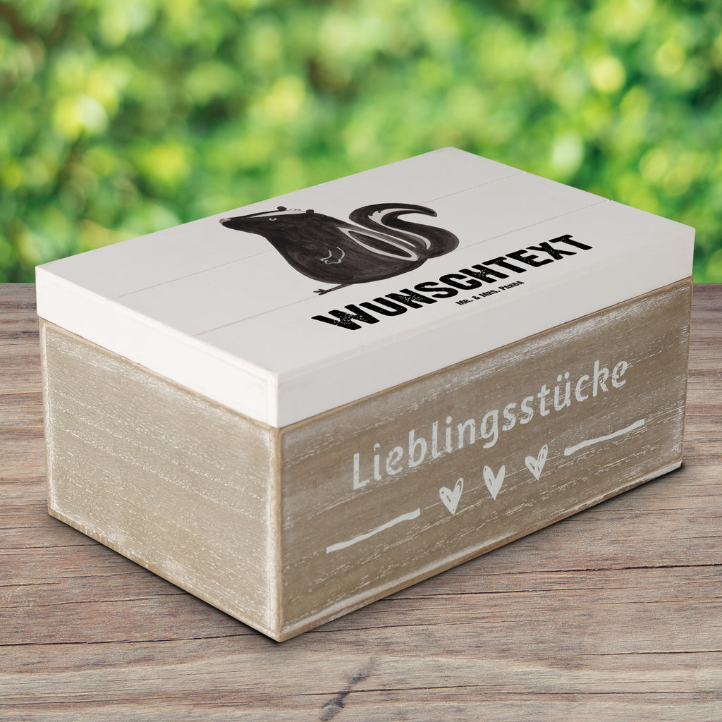 Personalisierte Holzkiste Stinktier Sitzen Holzkiste mit Namen, Kiste mit Namen, Schatzkiste mit Namen, Truhe mit Namen, Schatulle mit Namen, Erinnerungsbox mit Namen, Erinnerungskiste, mit Namen, Dekokiste mit Namen, Aufbewahrungsbox mit Namen, Holzkiste Personalisiert, Kiste Personalisiert, Schatzkiste Personalisiert, Truhe Personalisiert, Schatulle Personalisiert, Erinnerungsbox Personalisiert, Erinnerungskiste Personalisiert, Dekokiste Personalisiert, Aufbewahrungsbox Personalisiert, Geschenkbox personalisiert, GEschenkdose personalisiert, Stinktier, Skunk, Wildtier, Raubtier, Stinker, Stinki, Spruch, Büro, Recht, Besserwisser