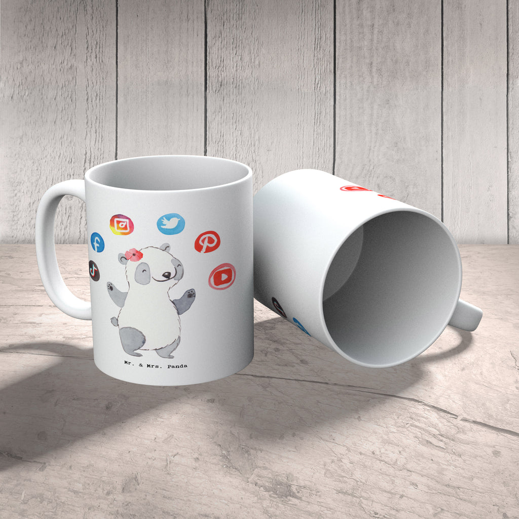 Tasse Social Media Managerin mit Herz Tasse, Kaffeetasse, Teetasse, Becher, Kaffeebecher, Teebecher, Keramiktasse, Porzellantasse, Büro Tasse, Geschenk Tasse, Tasse Sprüche, Tasse Motive, Kaffeetassen, Tasse bedrucken, Designer Tasse, Cappuccino Tassen, Schöne Teetassen, Beruf, Ausbildung, Jubiläum, Abschied, Rente, Kollege, Kollegin, Geschenk, Schenken, Arbeitskollege, Mitarbeiter, Firma, Danke, Dankeschön