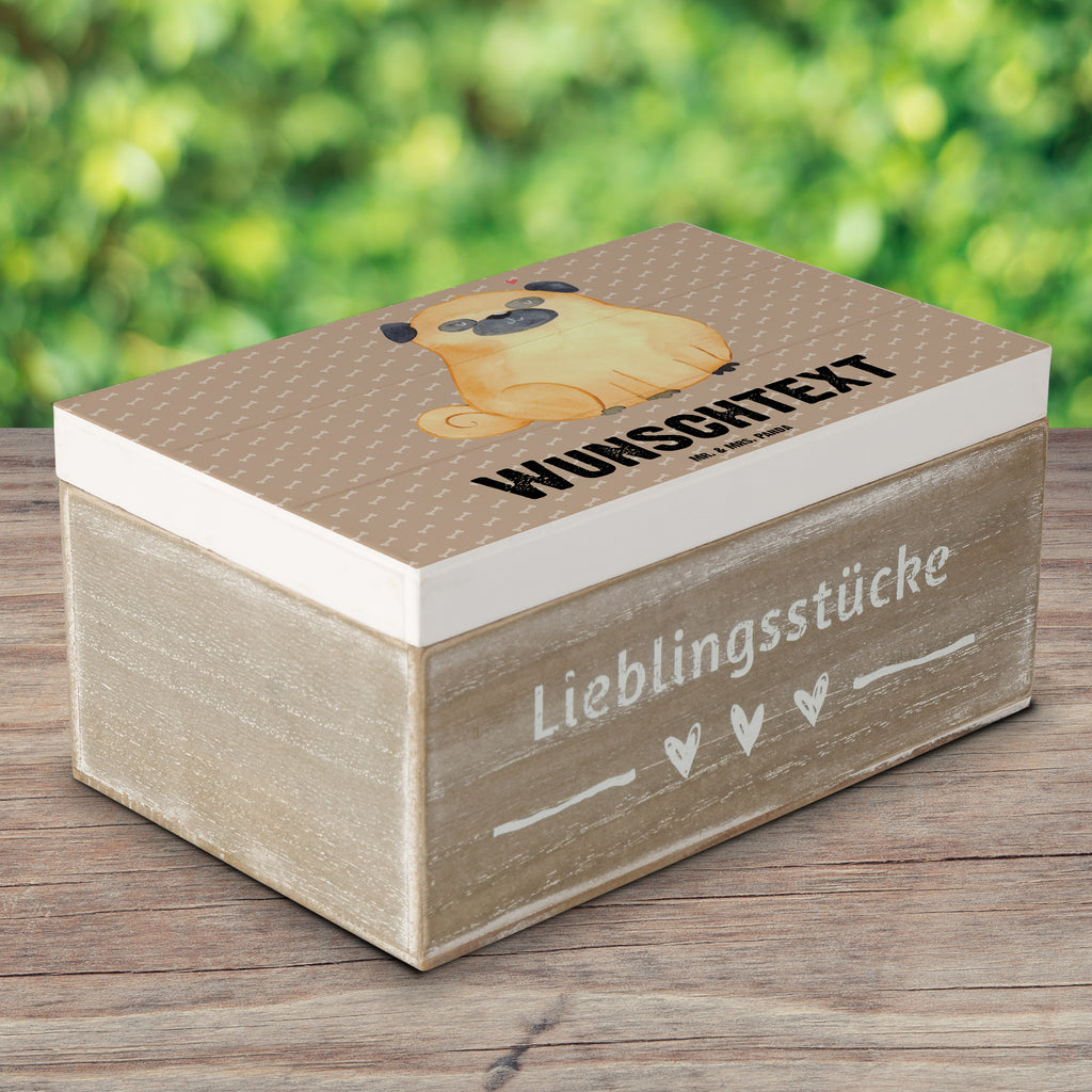 Personalisierte Holzkiste Mops Holzkiste mit Namen, Kiste mit Namen, Schatzkiste mit Namen, Truhe mit Namen, Schatulle mit Namen, Erinnerungsbox mit Namen, Erinnerungskiste, mit Namen, Dekokiste mit Namen, Aufbewahrungsbox mit Namen, Holzkiste Personalisiert, Kiste Personalisiert, Schatzkiste Personalisiert, Truhe Personalisiert, Schatulle Personalisiert, Erinnerungsbox Personalisiert, Erinnerungskiste Personalisiert, Dekokiste Personalisiert, Aufbewahrungsbox Personalisiert, Geschenkbox personalisiert, GEschenkdose personalisiert, Hund, Hundemotiv, Haustier, Hunderasse, Tierliebhaber, Hundebesitzer, Sprüche, Mops, Liebe, Hundeliebe