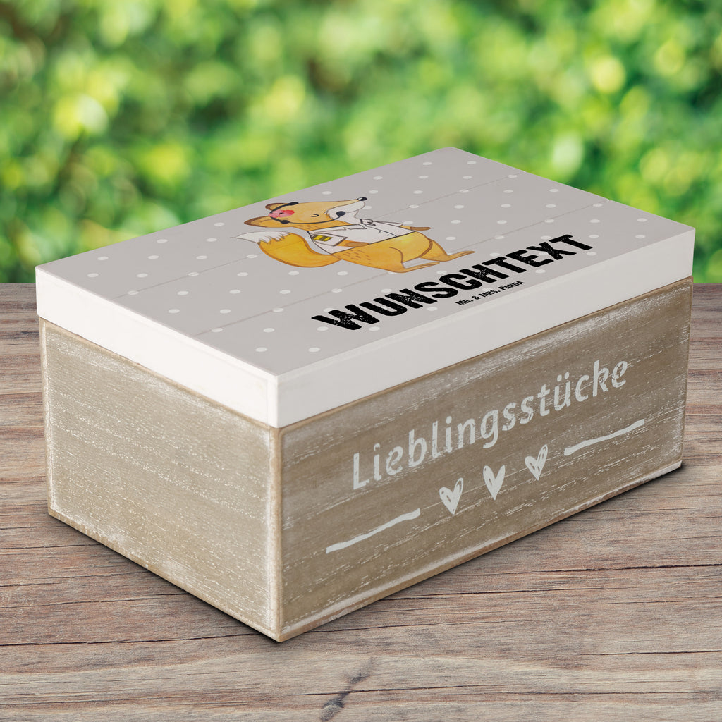 Personalisierte Holzkiste Pilotin Herz Holzkiste mit Namen, Kiste mit Namen, Schatzkiste mit Namen, Truhe mit Namen, Schatulle mit Namen, Erinnerungsbox mit Namen, Erinnerungskiste, mit Namen, Dekokiste mit Namen, Aufbewahrungsbox mit Namen, Holzkiste Personalisiert, Kiste Personalisiert, Schatzkiste Personalisiert, Truhe Personalisiert, Schatulle Personalisiert, Erinnerungsbox Personalisiert, Erinnerungskiste Personalisiert, Dekokiste Personalisiert, Aufbewahrungsbox Personalisiert, Geschenkbox personalisiert, GEschenkdose personalisiert, Beruf, Ausbildung, Jubiläum, Abschied, Rente, Kollege, Kollegin, Geschenk, Schenken, Arbeitskollege, Mitarbeiter, Firma, Danke, Dankeschön, Pilotin, Flugkapitänin, Cockpit, Flugzeug