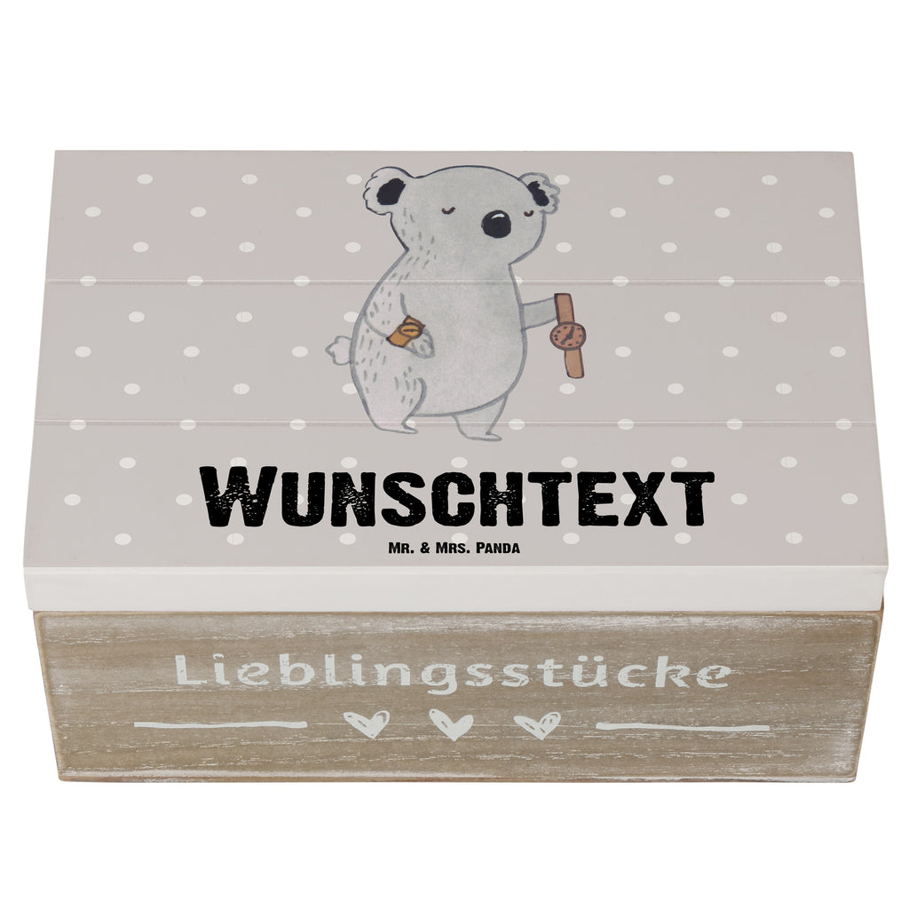 Personalisierte Holzkiste Uhrmacher mit Herz Holzkiste mit Namen, Kiste mit Namen, Schatzkiste mit Namen, Truhe mit Namen, Schatulle mit Namen, Erinnerungsbox mit Namen, Erinnerungskiste, mit Namen, Dekokiste mit Namen, Aufbewahrungsbox mit Namen, Holzkiste Personalisiert, Kiste Personalisiert, Schatzkiste Personalisiert, Truhe Personalisiert, Schatulle Personalisiert, Erinnerungsbox Personalisiert, Erinnerungskiste Personalisiert, Dekokiste Personalisiert, Aufbewahrungsbox Personalisiert, Geschenkbox personalisiert, GEschenkdose personalisiert, Beruf, Ausbildung, Jubiläum, Abschied, Rente, Kollege, Kollegin, Geschenk, Schenken, Arbeitskollege, Mitarbeiter, Firma, Danke, Dankeschön