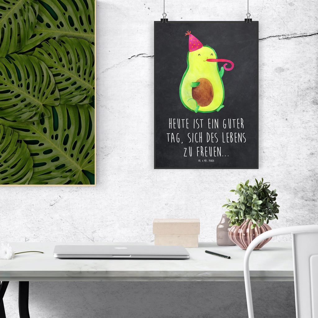 Poster Avocado Partyhupe Poster, Wandposter, Bild, Wanddeko, Küchenposter, Kinderposter, Wanddeko Bild, Raumdekoration, Wanddekoration, Handgemaltes Poster, Mr. & Mrs. Panda Poster, Designposter, Kunstdruck, Posterdruck, Avocado, Veggie, Vegan, Gesund, Party, Feierlichkeit, Feier, Fete, Geburtstag, Gute Laune, Tröte