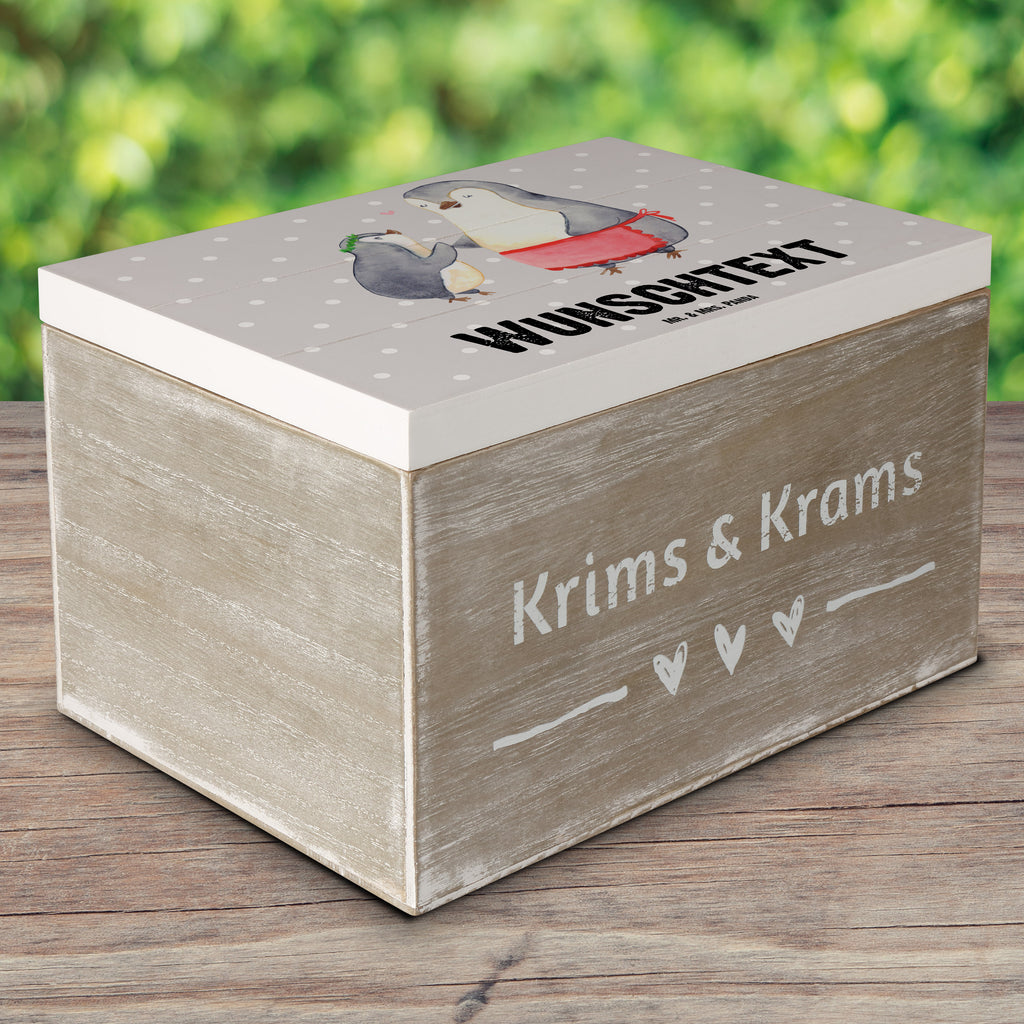 Personalisierte Holzkiste Pinguin mit Kind Holzkiste mit Namen, Kiste mit Namen, Schatzkiste mit Namen, Truhe mit Namen, Schatulle mit Namen, Erinnerungsbox mit Namen, Erinnerungskiste, mit Namen, Dekokiste mit Namen, Aufbewahrungsbox mit Namen, Holzkiste Personalisiert, Kiste Personalisiert, Schatzkiste Personalisiert, Truhe Personalisiert, Schatulle Personalisiert, Erinnerungsbox Personalisiert, Erinnerungskiste Personalisiert, Dekokiste Personalisiert, Aufbewahrungsbox Personalisiert, Geschenkbox personalisiert, GEschenkdose personalisiert, Familie, Vatertag, Muttertag, Bruder, Schwester, Mama, Papa, Oma, Opa, Geschenk, Mami, Mutti, Mutter, Geburststag