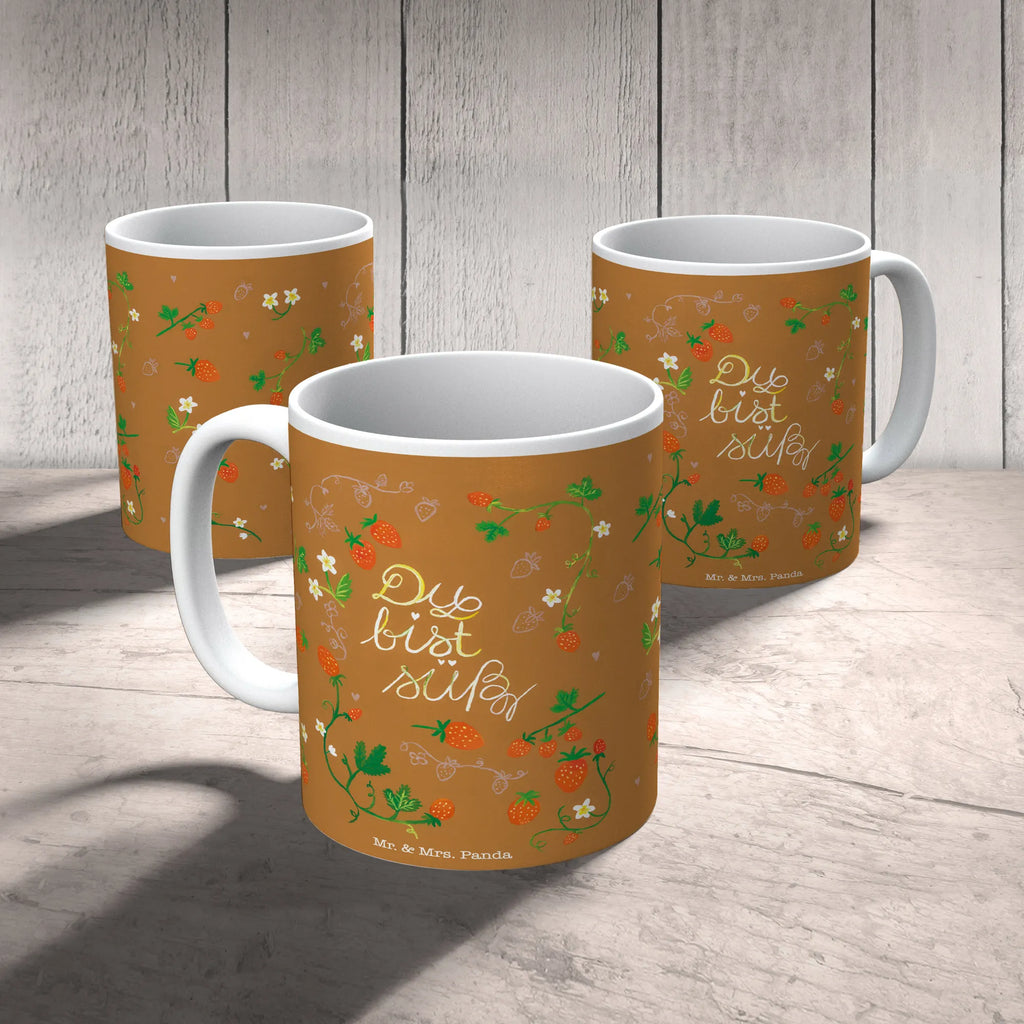 Tasse Erdbeeren Du bist süß Tasse, Kaffeetasse, Teetasse, Becher, Kaffeebecher, Teebecher, Keramiktasse, Porzellantasse, Büro Tasse, Geschenk Tasse, Tasse Sprüche, Tasse Motive, Kaffeetassen, Tasse bedrucken, Designer Tasse, Cappuccino Tassen, Schöne Teetassen, Blumen Deko, Frühlings Deko, Sommer Deko, Dekoration, positive Botschaft, Naturliebhaber, Outdoor, Natur, Abenteuer, Erdbeere, süß, Du bist süß, Liebe Spruch, Liebe Zitat, Kompliment, Geschenk Freundin, Jahrestag, Geschenk Partner, Deko