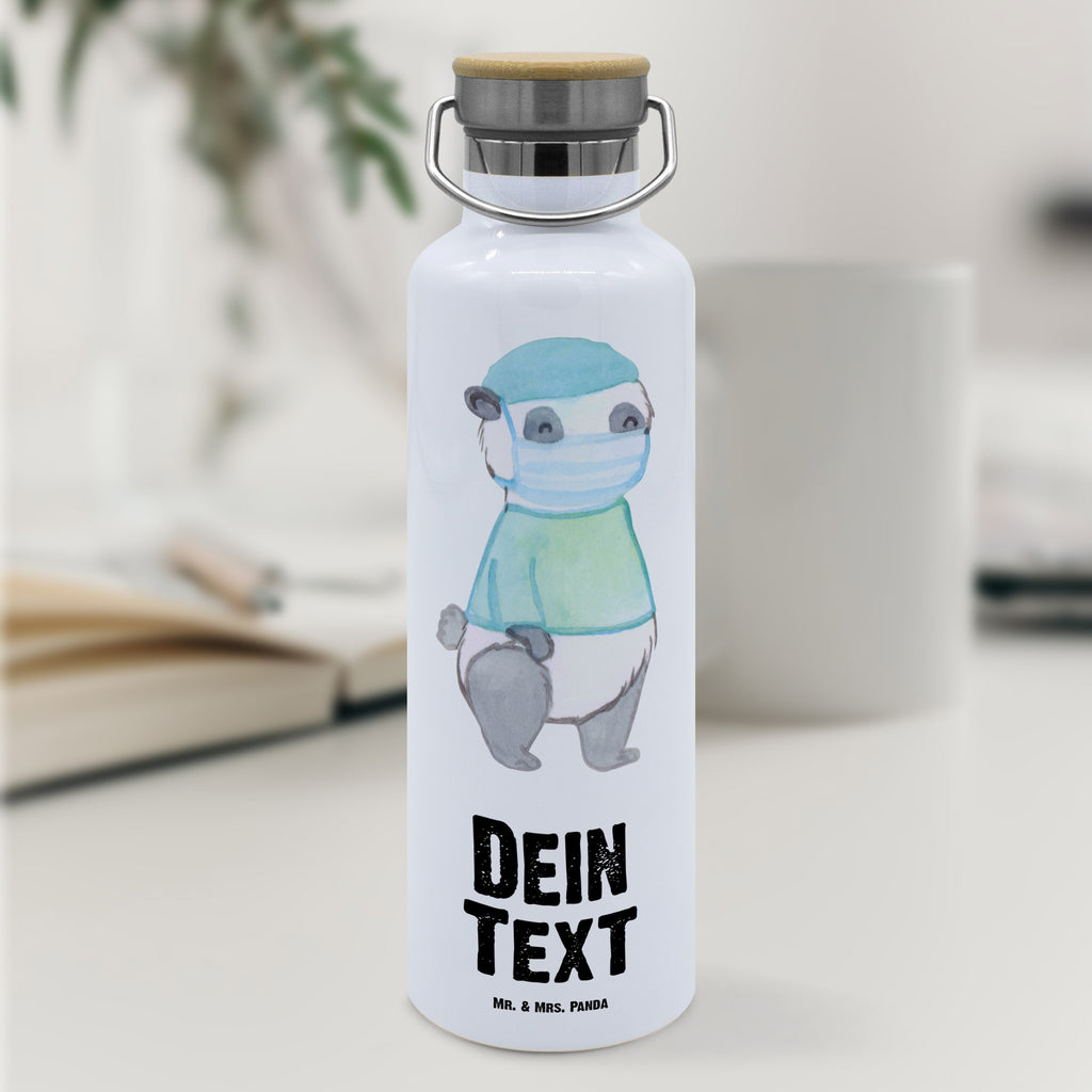 Personalisierte Trinkflasche Chirurg mit Herz Personalisierte Trinkflasche, Trinkflasche mit Namen, Trinkflasche bedrucken, Flasche personalisiert, Trinkflasch mit Aufdruck, Trinkflasche Werbegeschenk, Namensaufdruck Trinkflasche, Sportflasche personalisiert, Trinkflasche Sport, Beruf, Ausbildung, Jubiläum, Abschied, Rente, Kollege, Kollegin, Geschenk, Schenken, Arbeitskollege, Mitarbeiter, Firma, Danke, Dankeschön, Chirurg, Unfallchirurg, Notfallchirurg, Krankenhaus, Arzt, Mediziner