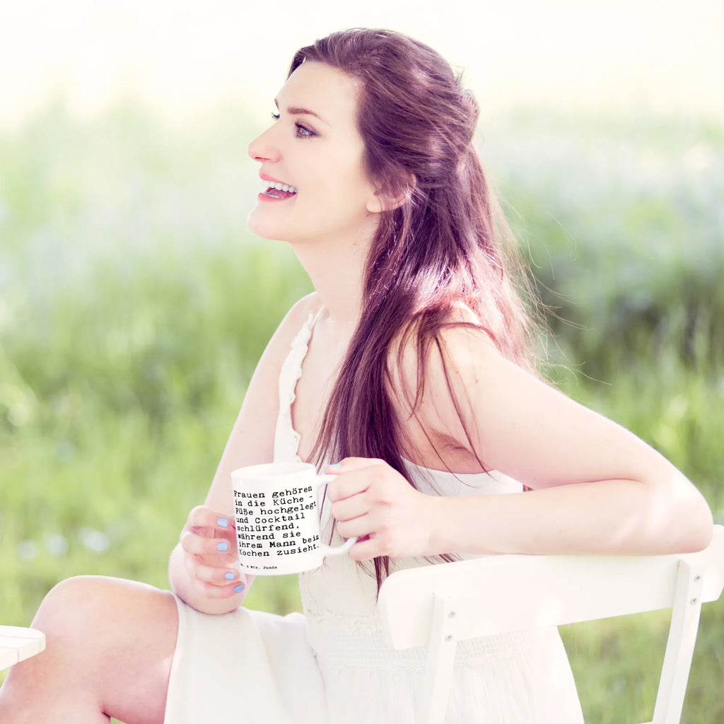 Tasse Sprüche und Zitate Frauen gehören in die Küche - Füße hochgelegt und Cocktail schlürfend, während sie ihrem Mann beim Kochen zusieht. Tasse, Kaffeetasse, Teetasse, Becher, Kaffeebecher, Teebecher, Keramiktasse, Porzellantasse, Büro Tasse, Geschenk Tasse, Tasse Sprüche, Tasse Motive, Kaffeetassen, Tasse bedrucken, Designer Tasse, Cappuccino Tassen, Schöne Teetassen, Spruch, Sprüche, lustige Sprüche, Weisheiten, Zitate, Spruch Geschenke, Spruch Sprüche Weisheiten Zitate Lustig Weisheit Worte