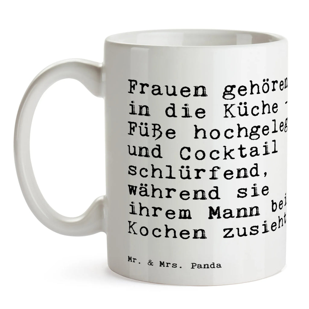 Tasse Sprüche und Zitate Frauen gehören in die Küche - Füße hochgelegt und Cocktail schlürfend, während sie ihrem Mann beim Kochen zusieht. Tasse, Kaffeetasse, Teetasse, Becher, Kaffeebecher, Teebecher, Keramiktasse, Porzellantasse, Büro Tasse, Geschenk Tasse, Tasse Sprüche, Tasse Motive, Kaffeetassen, Tasse bedrucken, Designer Tasse, Cappuccino Tassen, Schöne Teetassen, Spruch, Sprüche, lustige Sprüche, Weisheiten, Zitate, Spruch Geschenke, Spruch Sprüche Weisheiten Zitate Lustig Weisheit Worte