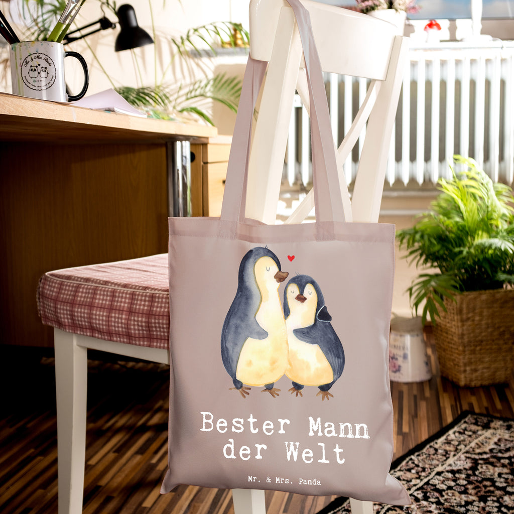 Tragetasche Pinguin Bester Mann der Welt Beuteltasche, Beutel, Einkaufstasche, Jutebeutel, Stoffbeutel, Tasche, Shopper, Umhängetasche, Strandtasche, Schultertasche, Stofftasche, Tragetasche, Badetasche, Jutetasche, Einkaufstüte, Laptoptasche, für, Dankeschön, Geschenk, Schenken, Geburtstag, Geburtstagsgeschenk, Geschenkidee, Danke, Bedanken, Mitbringsel, Freude machen, Geschenktipp, Ehemann, Beste, Mann, Partner, Freund, Traummann, Liebling, Ehepartner, Ehe, Gatte, Lebensgefährte, Bräutigam, Kleinigkeit