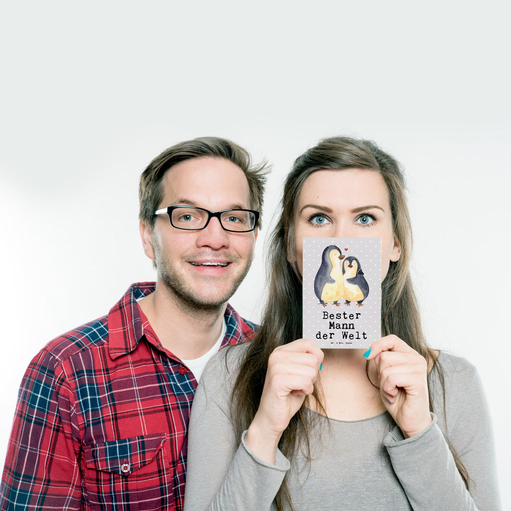 Postkarte Pinguin Bester Mann der Welt Postkarte, Karte, Geschenkkarte, Grußkarte, Einladung, Ansichtskarte, Geburtstagskarte, Einladungskarte, Dankeskarte, Ansichtskarten, Einladung Geburtstag, Einladungskarten Geburtstag, für, Dankeschön, Geschenk, Schenken, Geburtstag, Geburtstagsgeschenk, Geschenkidee, Danke, Bedanken, Mitbringsel, Freude machen, Geschenktipp, Ehemann, Beste, Mann, Partner, Freund, Traummann, Liebling, Ehepartner, Ehe, Gatte, Lebensgefährte, Bräutigam, Kleinigkeit