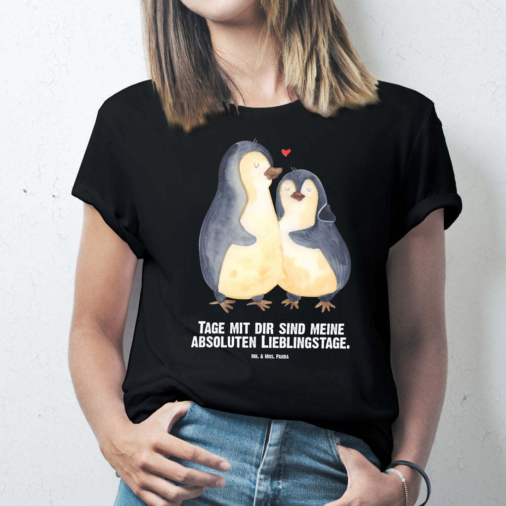 Personalisiertes T-Shirt Pinguin umarmend T-Shirt Personalisiert, T-Shirt mit Namen, T-Shirt mit Aufruck, Männer, Frauen, Pinguin, Liebe, Liebespaar, Liebesbeweis, Liebesgeschenk, Verlobung, Jahrestag, Hochzeitstag, Hochzeit, Hochzeitsgeschenk
