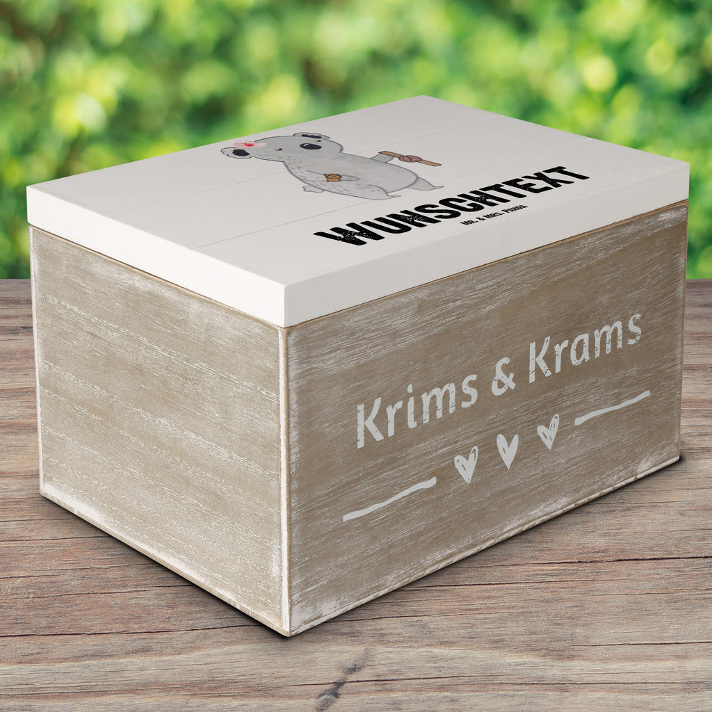 Personalisierte Holzkiste Uhrmacherin Herz Holzkiste mit Namen, Kiste mit Namen, Schatzkiste mit Namen, Truhe mit Namen, Schatulle mit Namen, Erinnerungsbox mit Namen, Erinnerungskiste, mit Namen, Dekokiste mit Namen, Aufbewahrungsbox mit Namen, Holzkiste Personalisiert, Kiste Personalisiert, Schatzkiste Personalisiert, Truhe Personalisiert, Schatulle Personalisiert, Erinnerungsbox Personalisiert, Erinnerungskiste Personalisiert, Dekokiste Personalisiert, Aufbewahrungsbox Personalisiert, Geschenkbox personalisiert, GEschenkdose personalisiert, Beruf, Ausbildung, Jubiläum, Abschied, Rente, Kollege, Kollegin, Geschenk, Schenken, Arbeitskollege, Mitarbeiter, Firma, Danke, Dankeschön